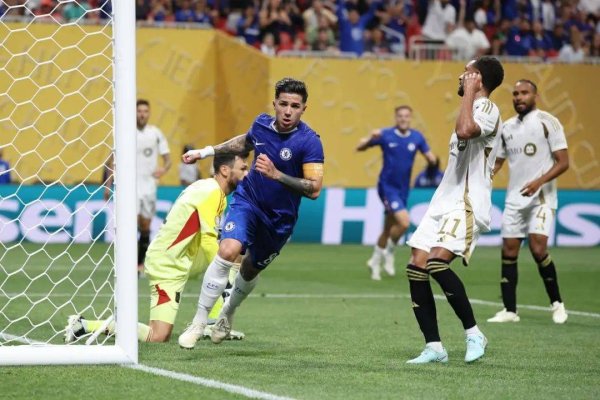 17 minutes of debut! Chelsea s 30 million magic striker assisted to blow up the US League, Enzo slid and became the god! The Blues crushed Los Angeles FC 2-0