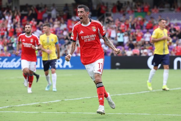 Auckland City 0-6 Benfica! 16 goals were conceded in 2 Club World Cup + Zhou Tong s injury and retreated. The game was interrupted for 2 and a half hours