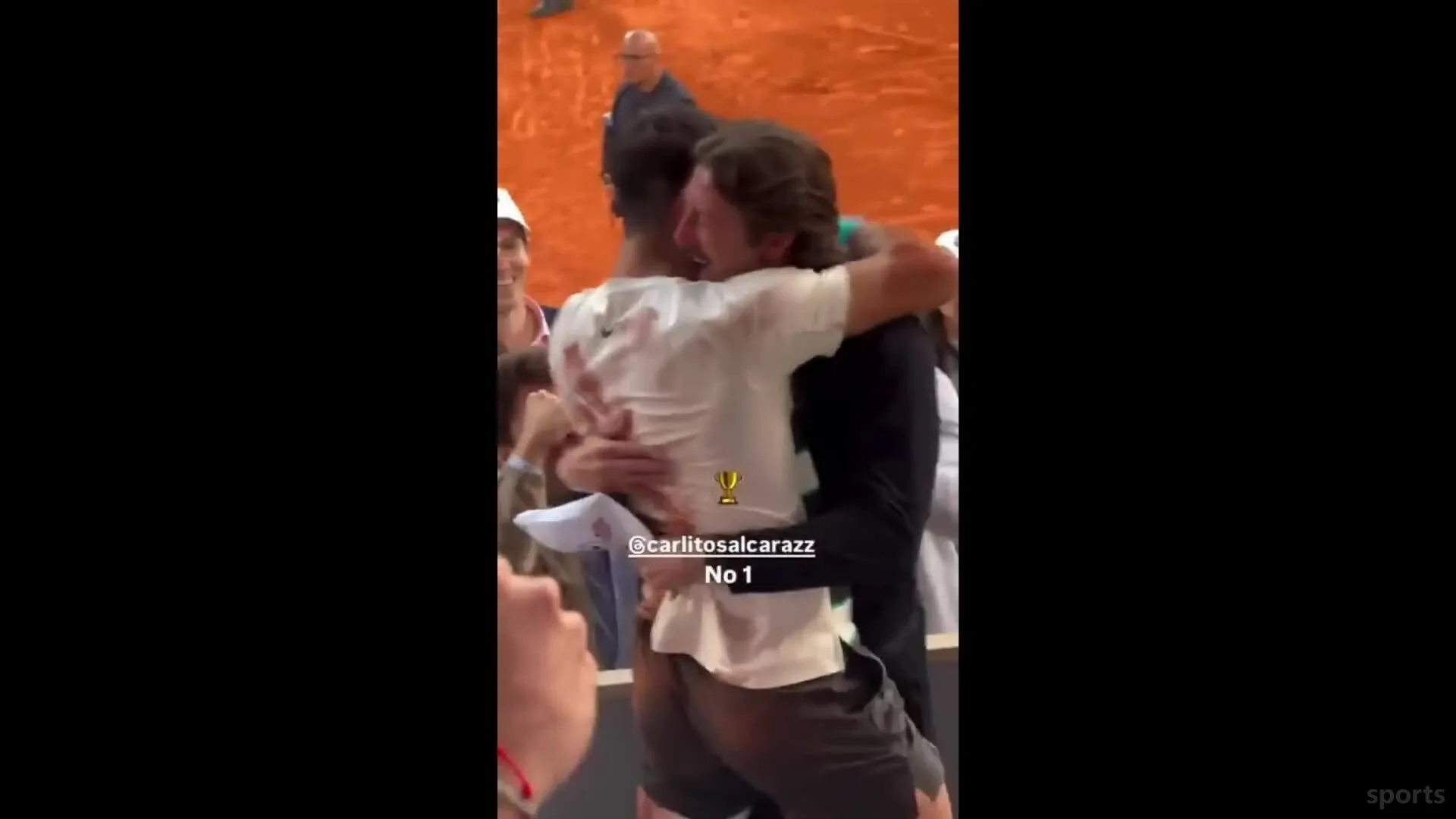 Alcaraz chia vui với HLV và gia đình sau khi vô địch Roland Garros