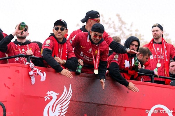 Liverpool just signed Kolkerz and aimed at Guy! Fans were forced to climb the tree again as soon as they got off the tree!