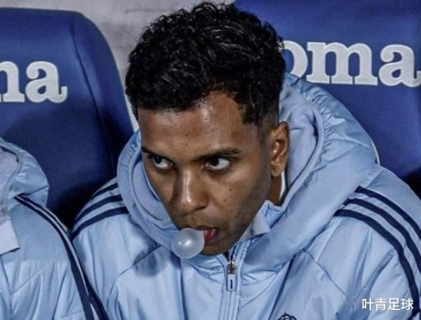 Real Madrid s No. 1 frustrated man: 90 million superstars 23 minutes in 3 games and sit on the bench! Fans are spoofing